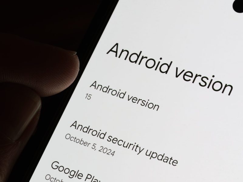 Android-Update-Screen auf einem Smartphone.