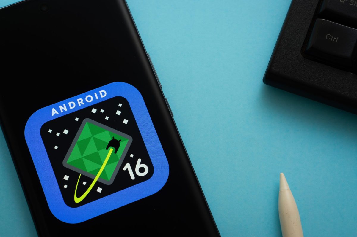Android 16-Logo auf einem Smartphone-Display.