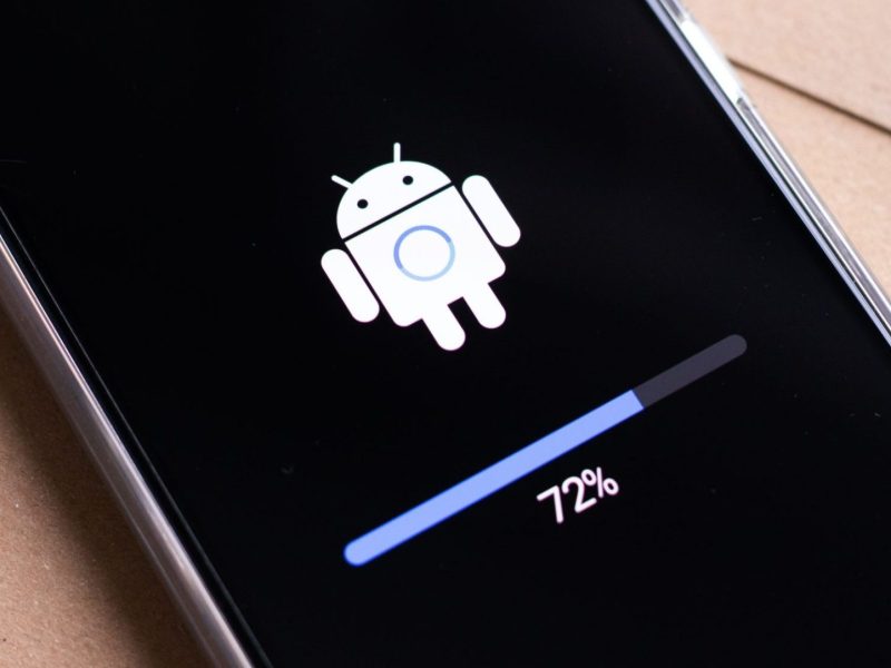 Auf einem Handy lädt ein Android-Update.