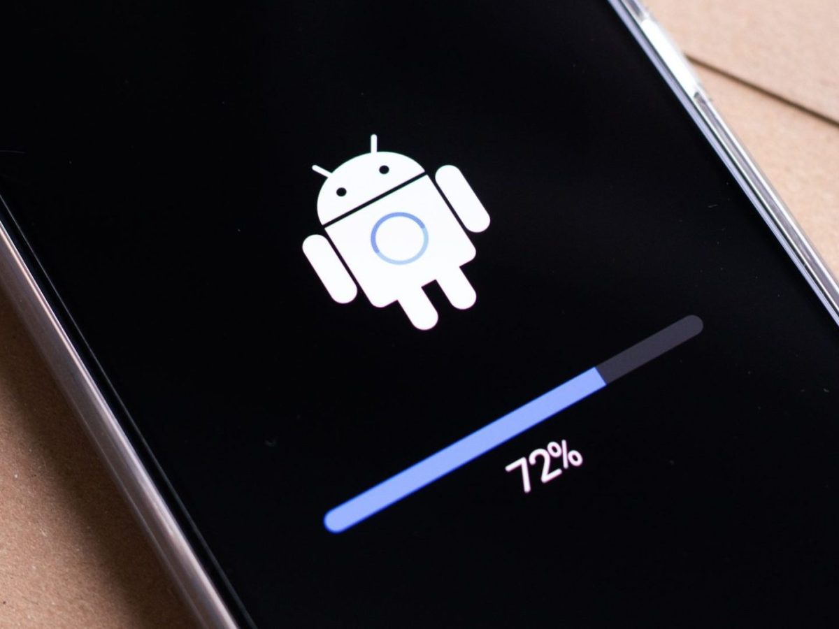 Auf einem Handy lädt ein Android-Update.