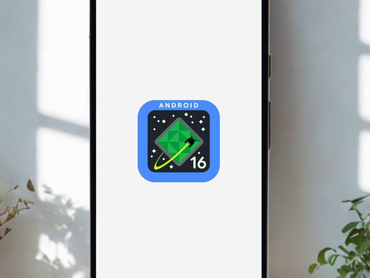 Android 16-Logo auf einem Smartphone-Display.
