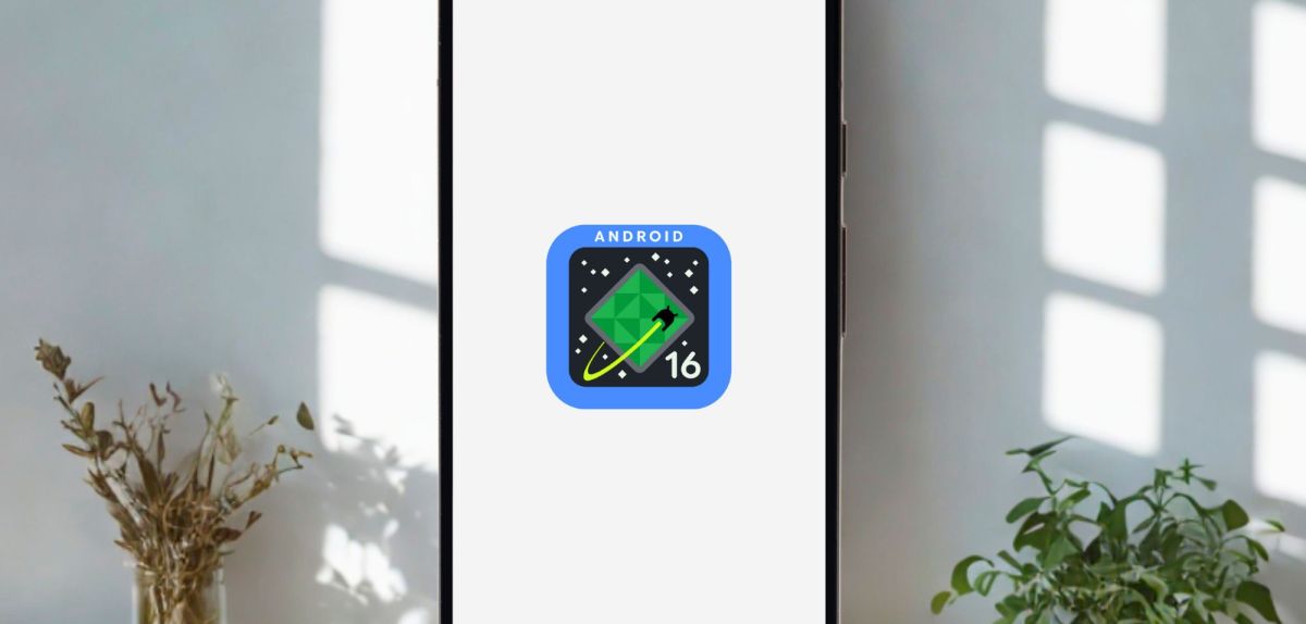 Android 16-Logo auf einem Smartphone-Display.