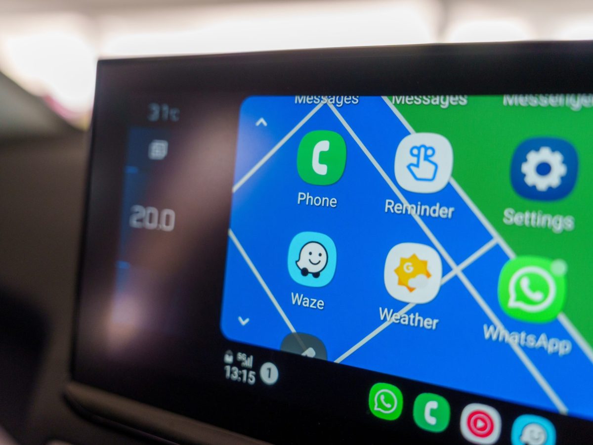 Android Auto wird auf einem Fahrzeug-Display angezeigt.