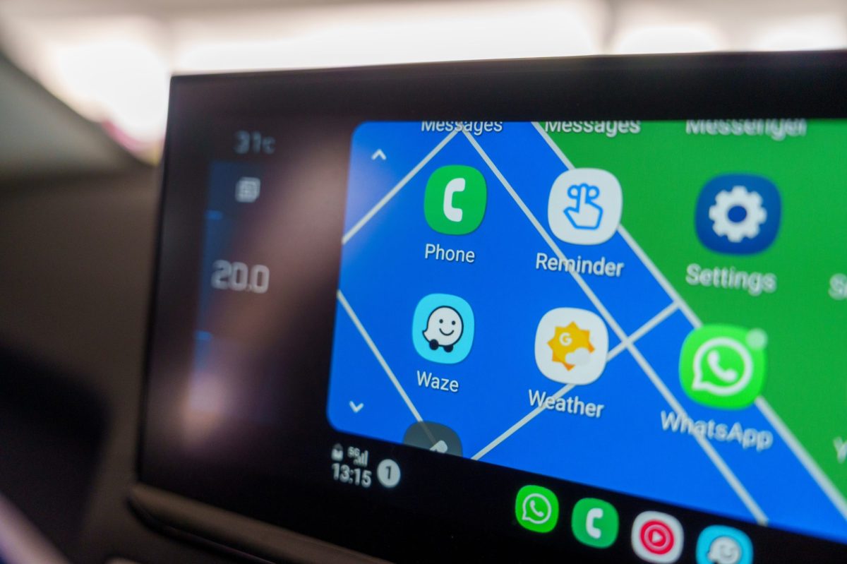 Android Auto wird auf einem Fahrzeug-Display angezeigt.