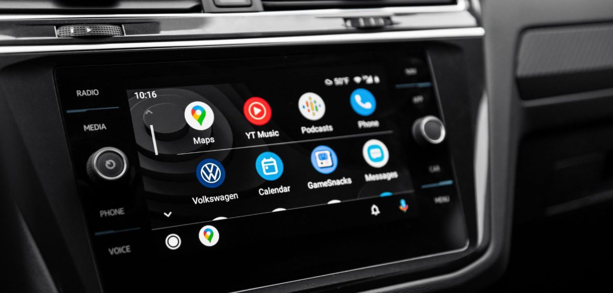 Android Auto wird auf einem Fahrzeug-Display angezeigt.