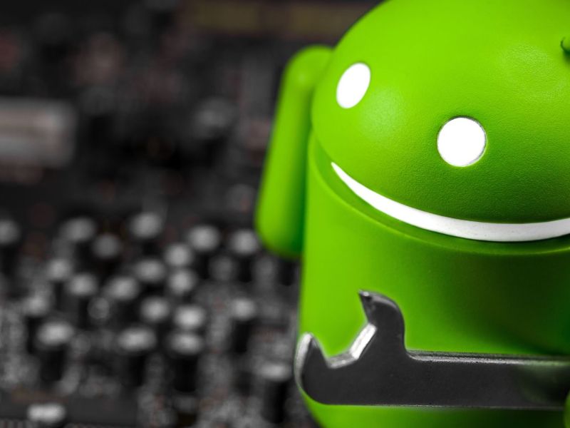 Android-Maskottchen mit einem Schraubenschlüssel in der Hand.