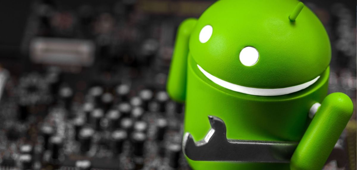 Android-Maskottchen mit einem Schraubenschlüssel in der Hand.