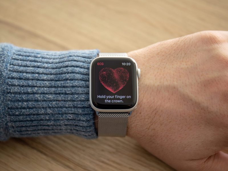 Apple Watch am Handgelenk einer Person.