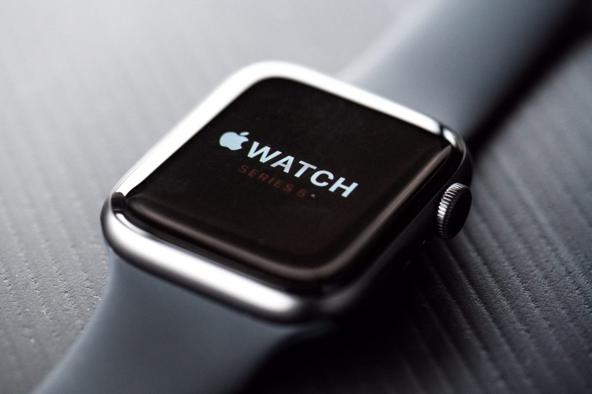 Schwarze Apple Watch mit Logo auf dem Display.