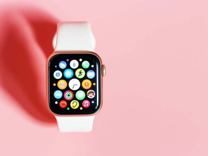 Apple Watch auf pinkem Hintergrund.
