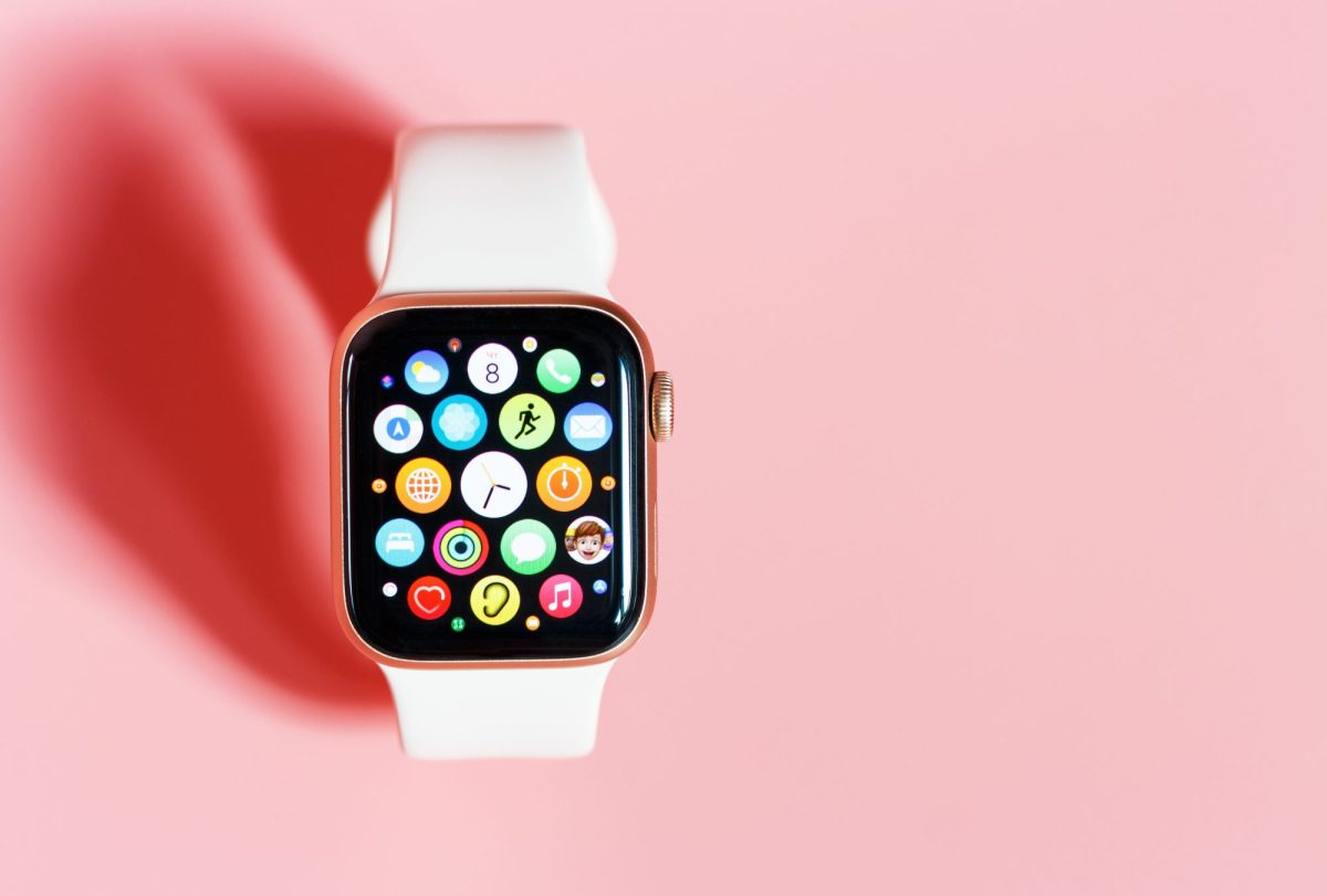 Apple Watch auf pinkem Hintergrund.