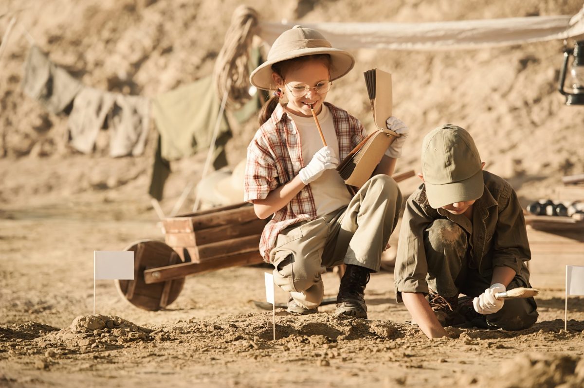 Kinder graben einen archäologischen Fund aus. (Symbolbild)