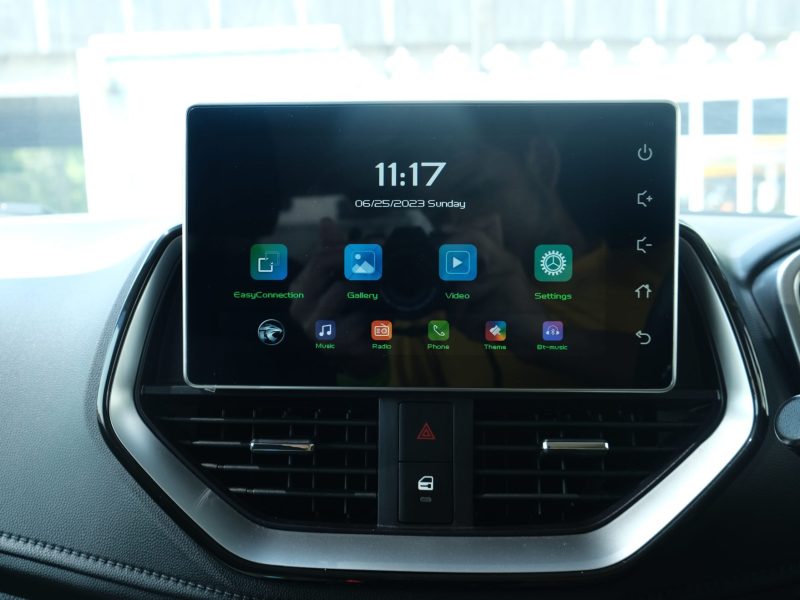 Auf einem Auto-Display werden verschiedene Anwendungen angeziegt.