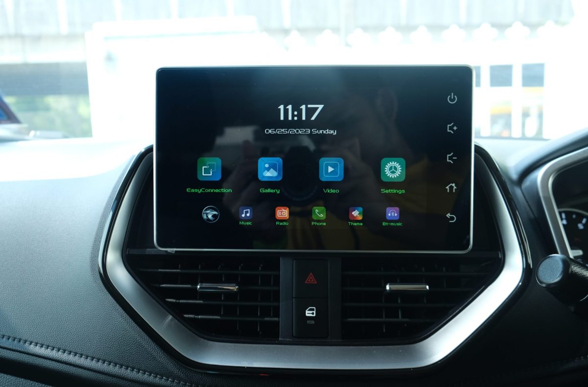 Auf einem Auto-Display werden verschiedene Anwendungen angeziegt.