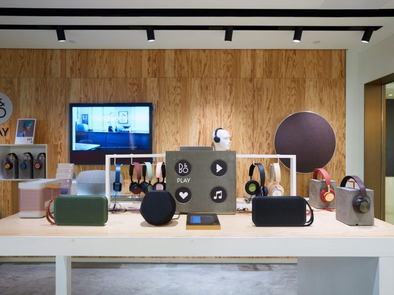 Bluetooth-Boxen von Bang & Olufsen in einem Geschäft ausgestellt.