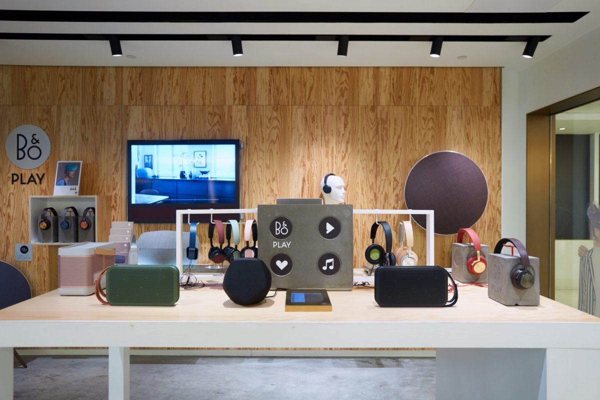 Bluetooth-Boxen von Bang & Olufsen in einem Geschäft ausgestellt.