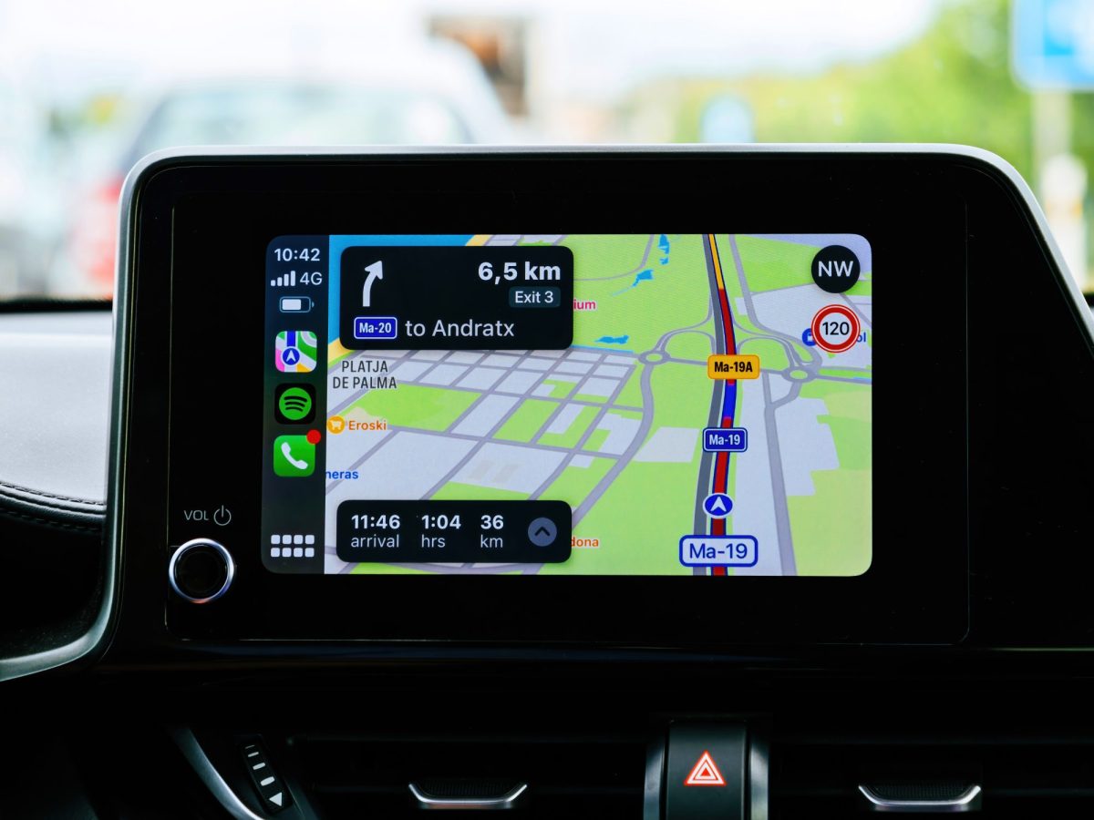 Auf einem Fahrzeug-Display wird Apple CarPlay angezeigt.