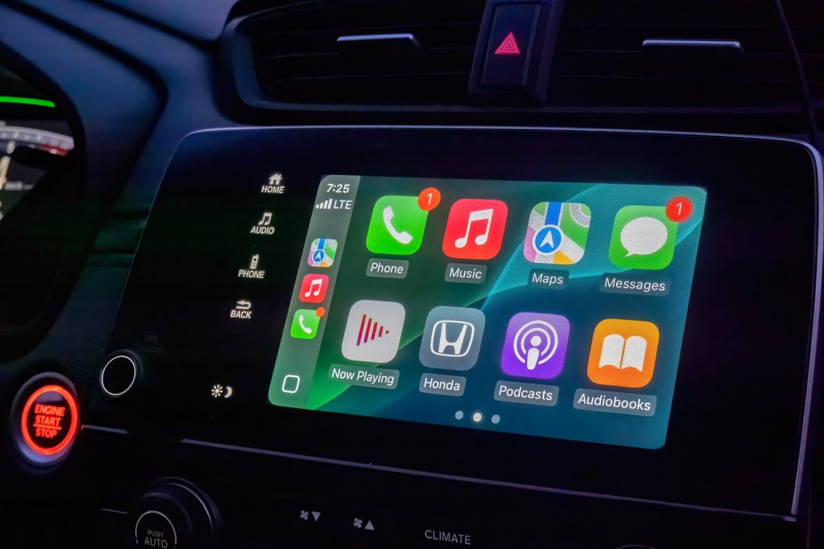 Apple CarPlay wird auf einem Auto-Display angezeigt.