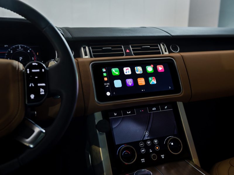 CarPlay wird in einem Auto-Display angezeigt.
