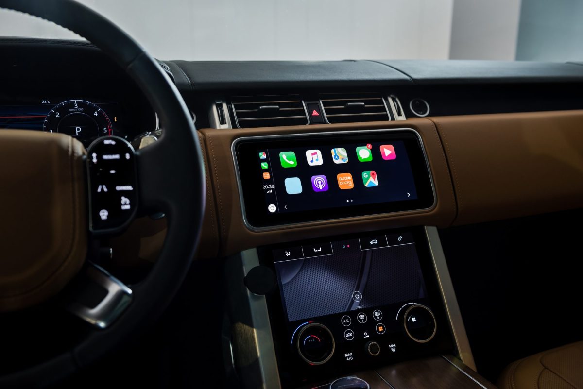 CarPlay wird in einem Auto-Display angezeigt.