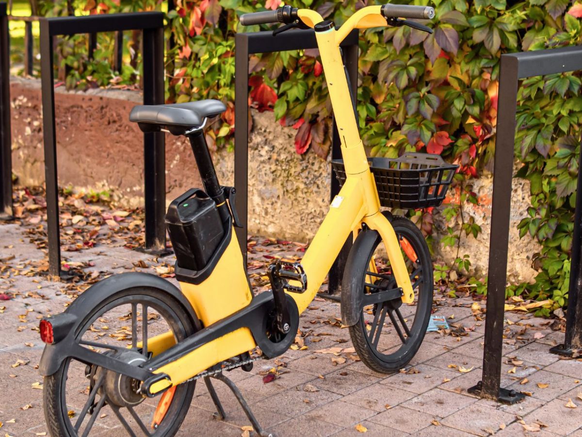 E-Bike an Fahrradparkplatz.