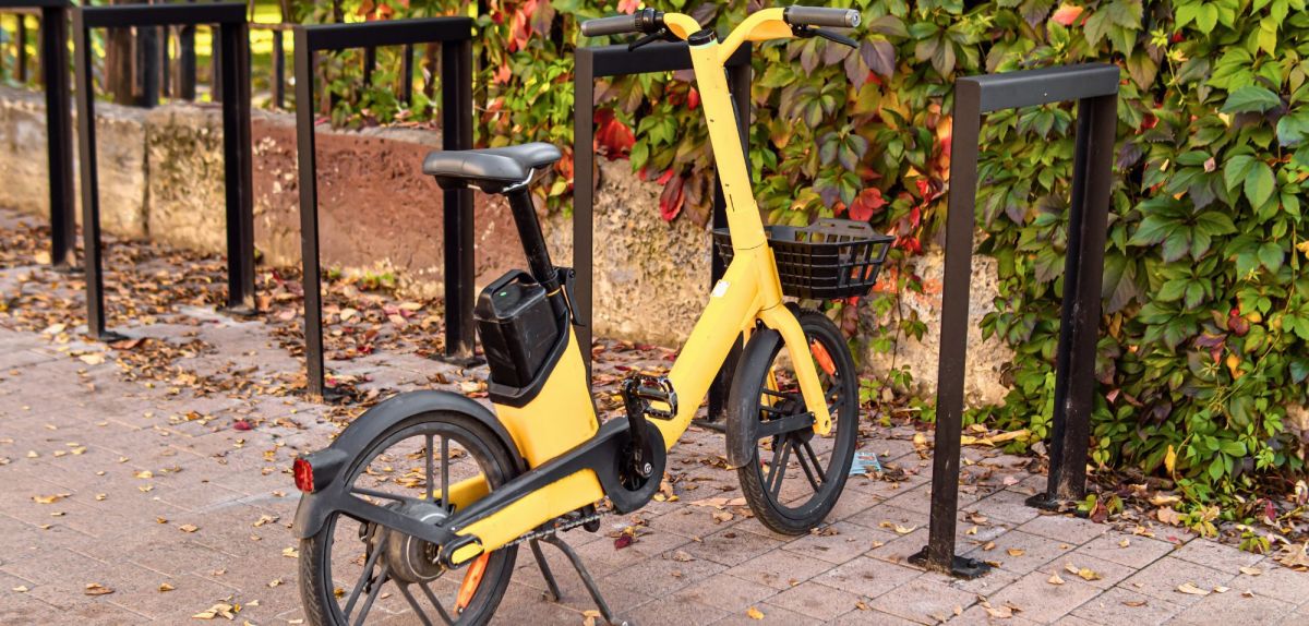 E-Bike an Fahrradparkplatz.