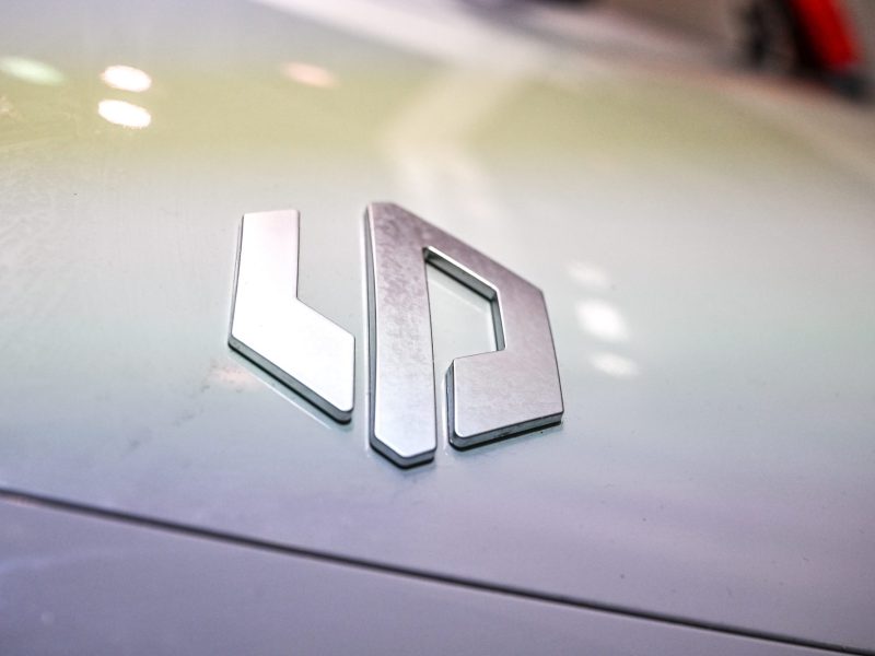 Leapmotor-Logo auf einem Fahrzeug.