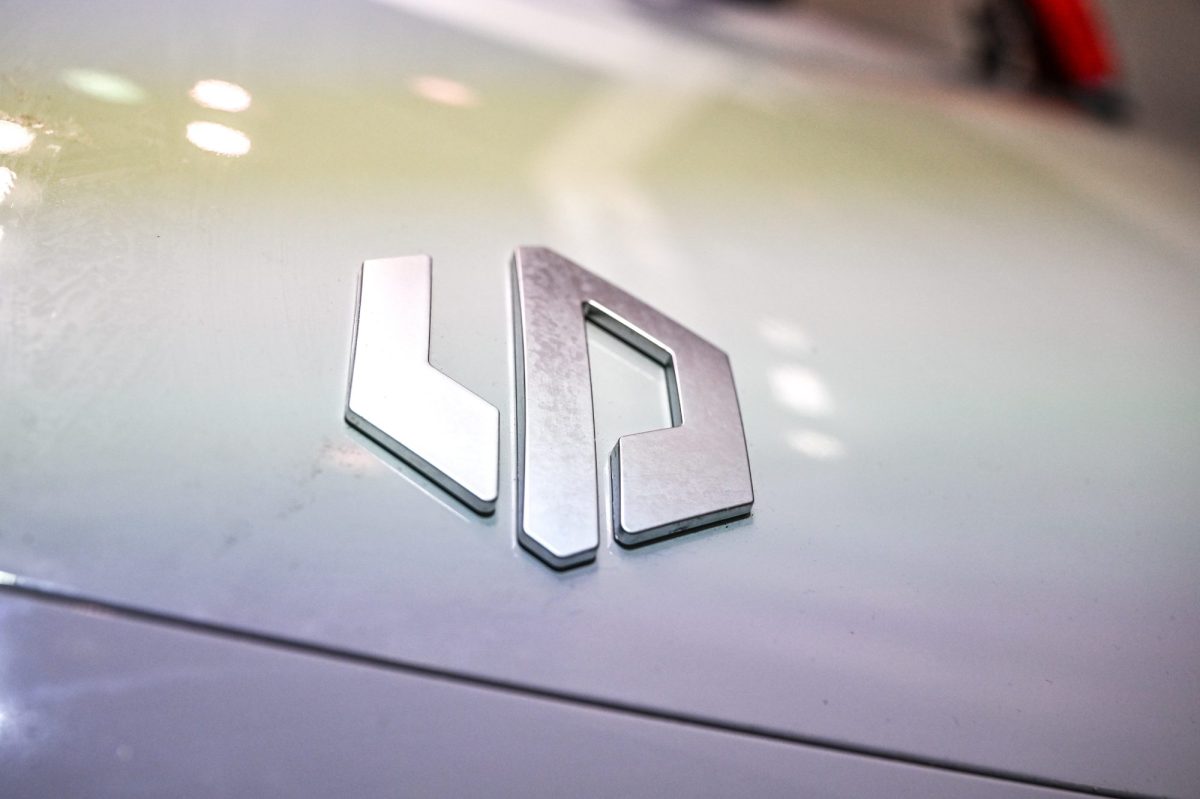 Leapmotor-Logo auf einem Fahrzeug.