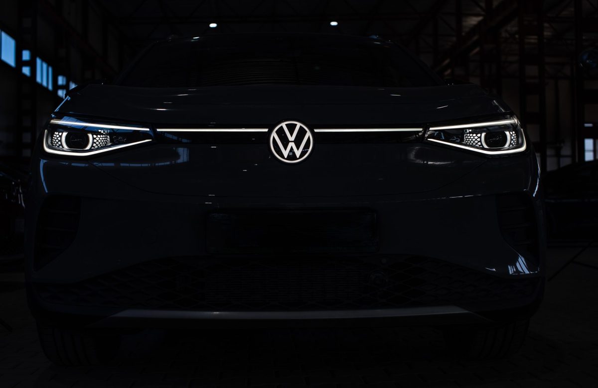 Elektroauto von VW im Dunkeln. Nur die Scheinwerfer und das Logo sind zu sehen.