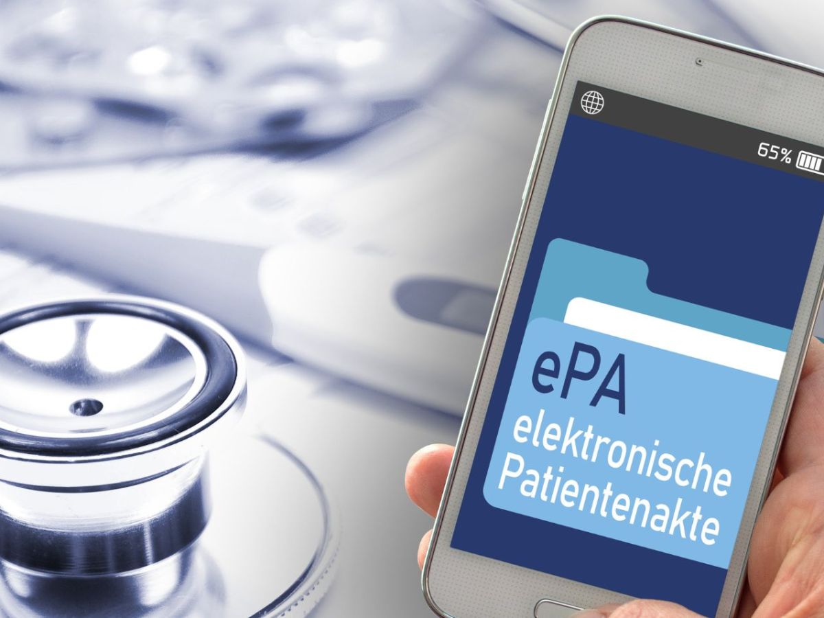 Person hält ein Handy in der Hand, wo ein Symbolbild der elektrischen Patientenakte darauf abgebildet ist.