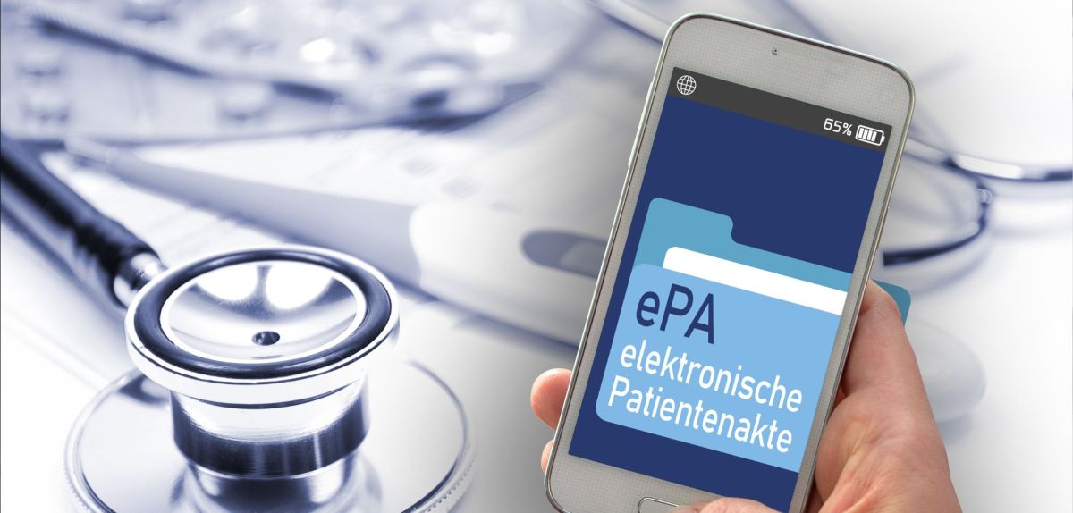 Person hält ein Handy in der Hand, wo ein Symbolbild der elektrischen Patientenakte darauf abgebildet ist.