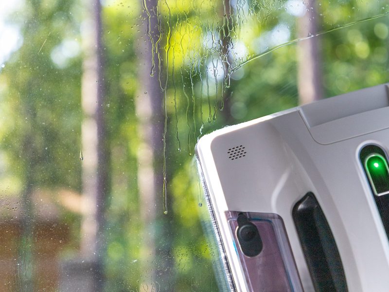 Fensterputzroboter an einer Scheibe.