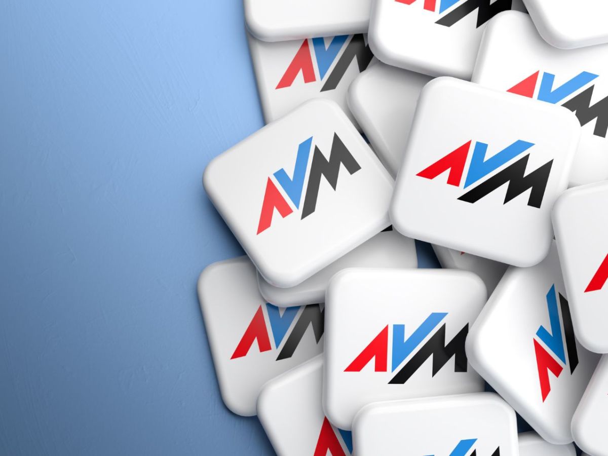 Mehrere AVM-Symbole vor blauem Hintergrund.