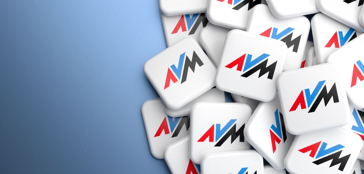 Mehrere AVM-Symbole vor blauem Hintergrund.
