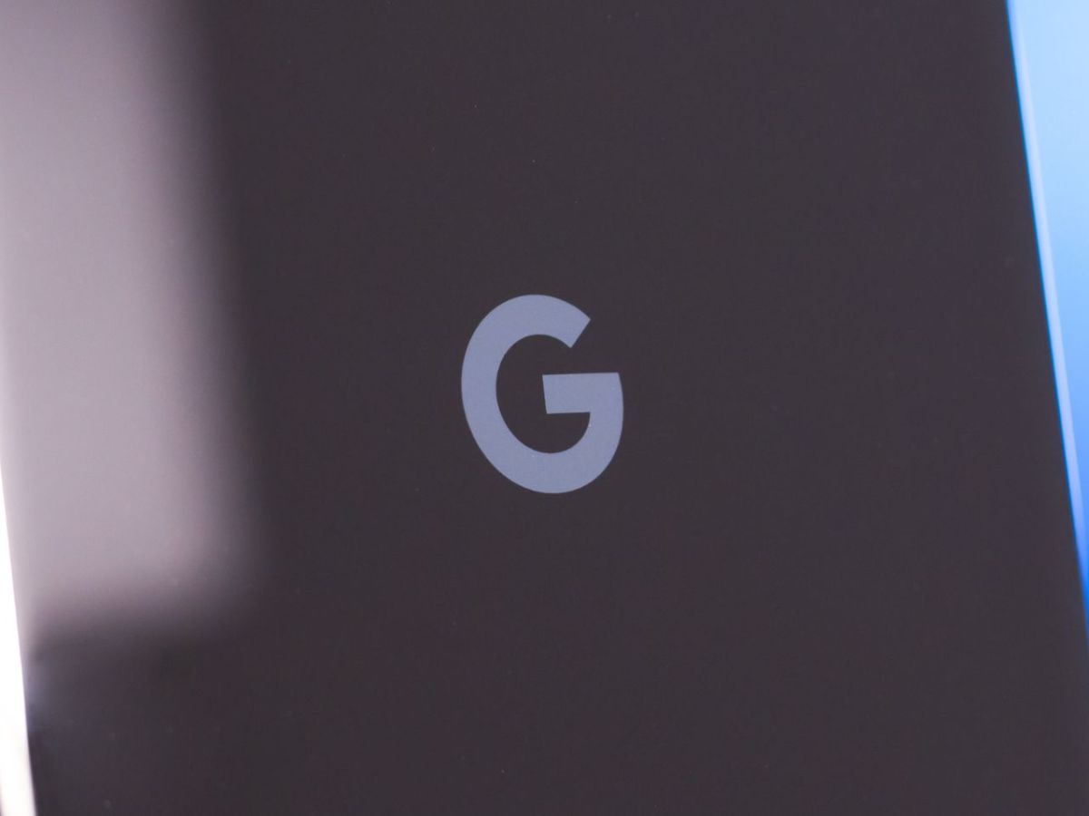 Google-Logo auf einem Pixel-Handy.