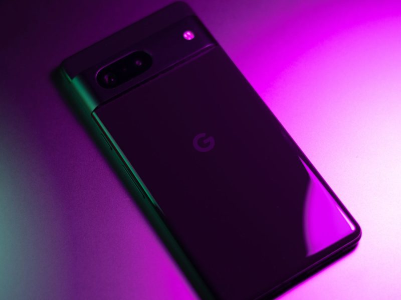 Rückseite eines Google Pixel-Handys auf violetten Hintergrund