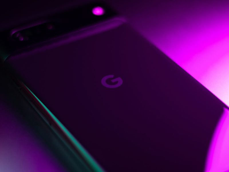 Google Pixel-Handy in lila Licht.