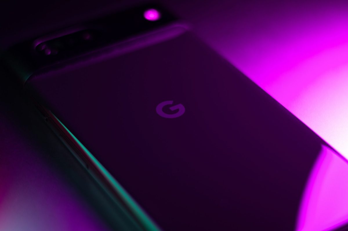 Google Pixel-Handy in lila Licht.