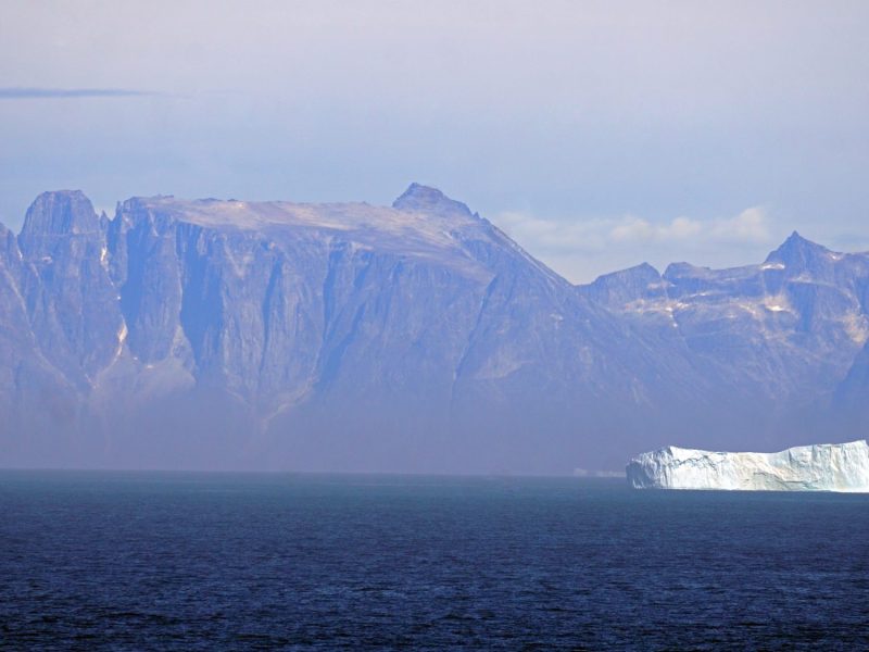 Eisberg treibt vor der Küste Grönlands