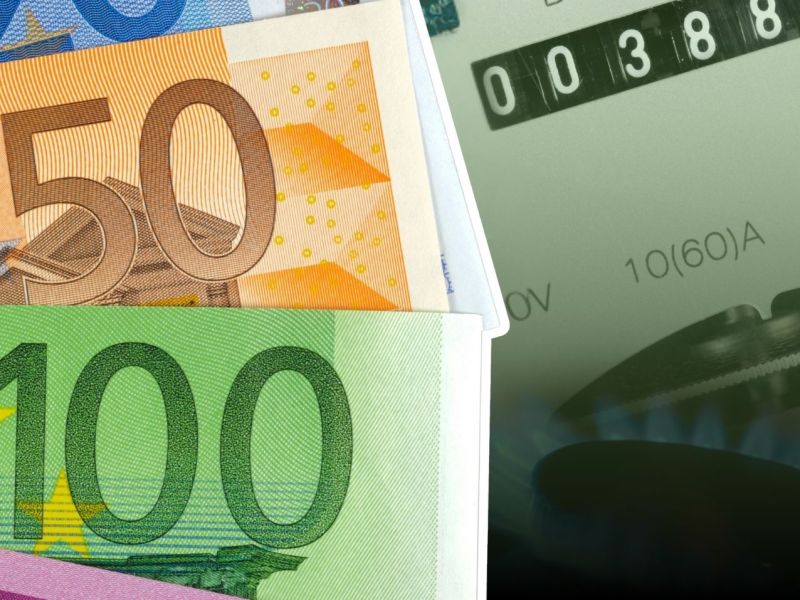 Geldscheine vor der Flamme einer Gasheizung