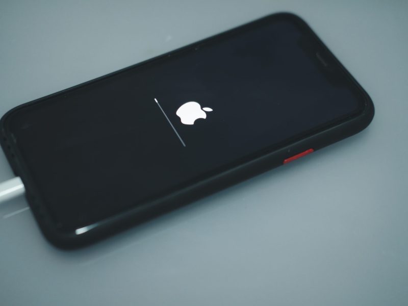 Auf einem iPhone wird ein Update durchgeführt.