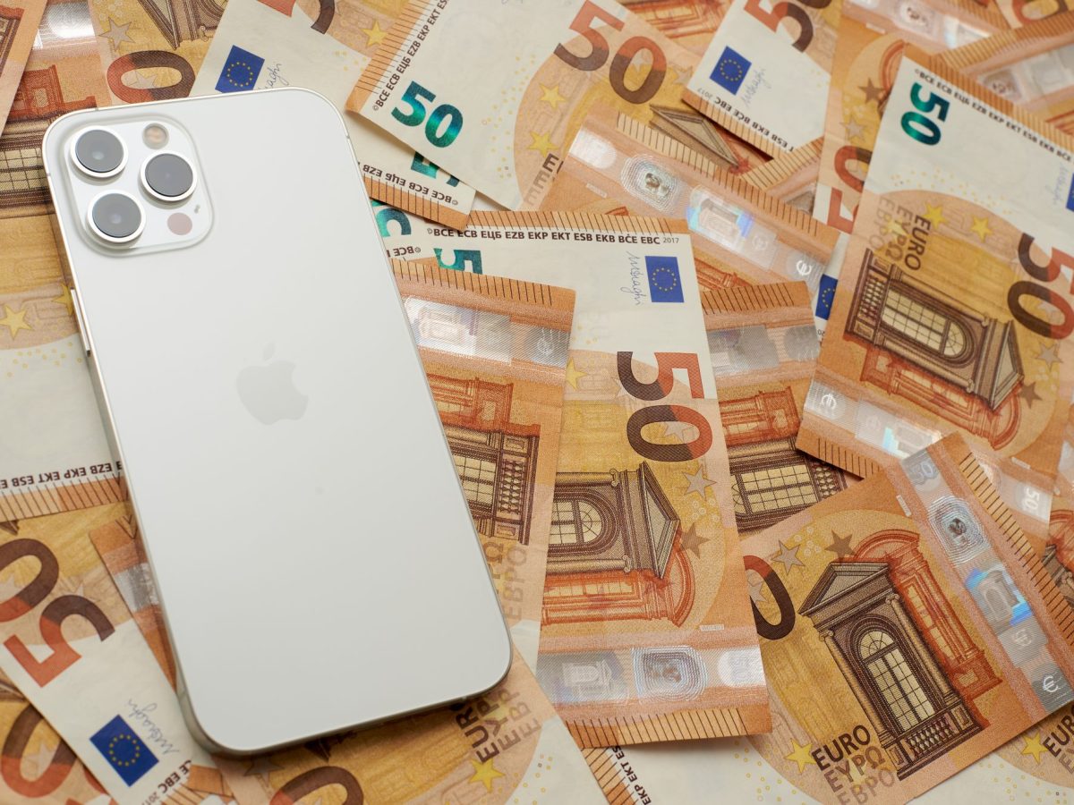 iPhone liegt auf 50-Euro-Scheinen.