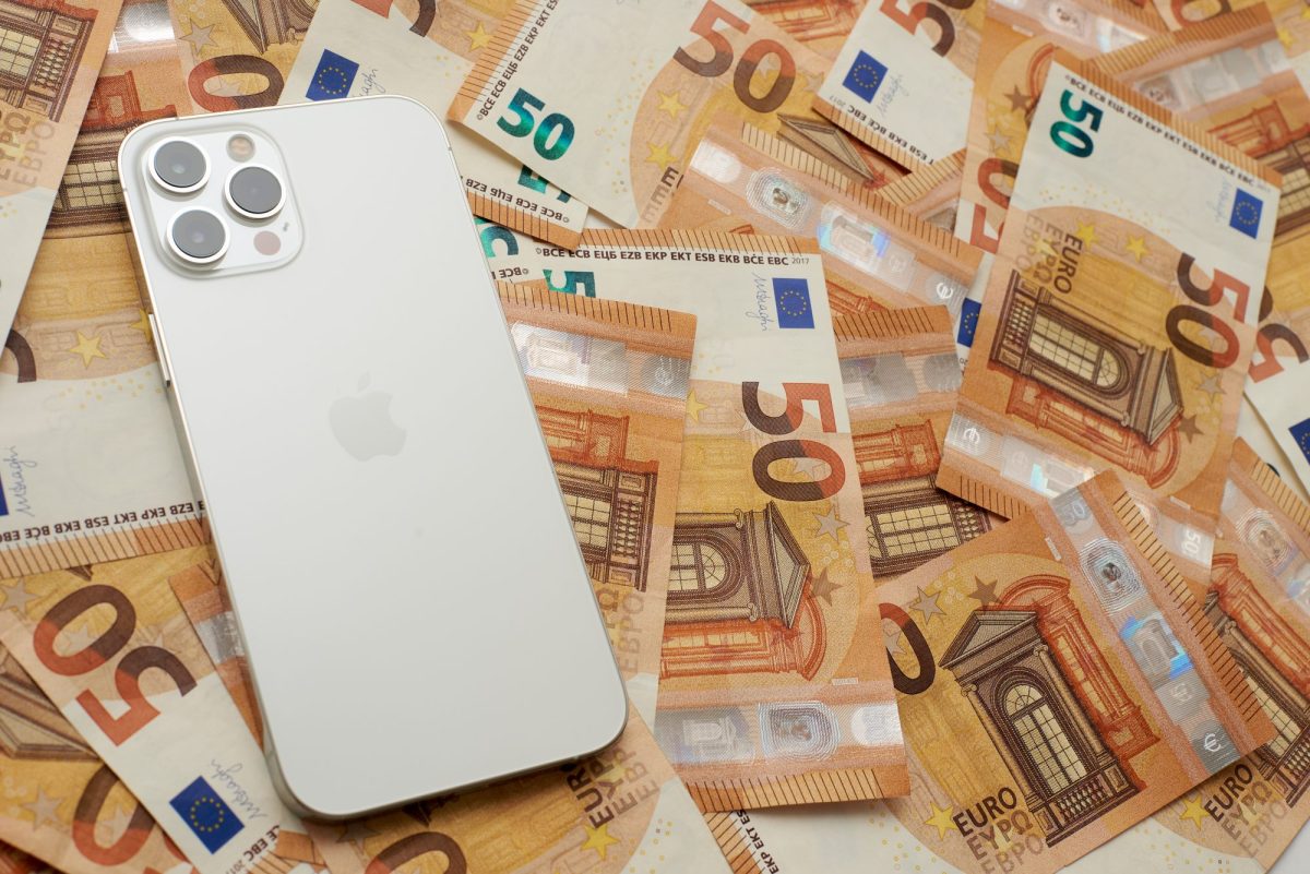 iPhone liegt auf 50-Euro-Scheinen.