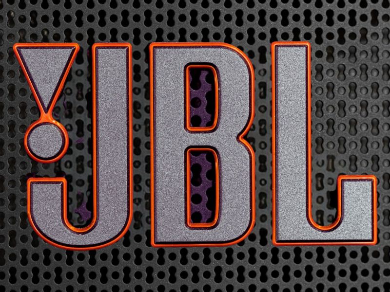 Logo von JBL auf Bluetooth-Box