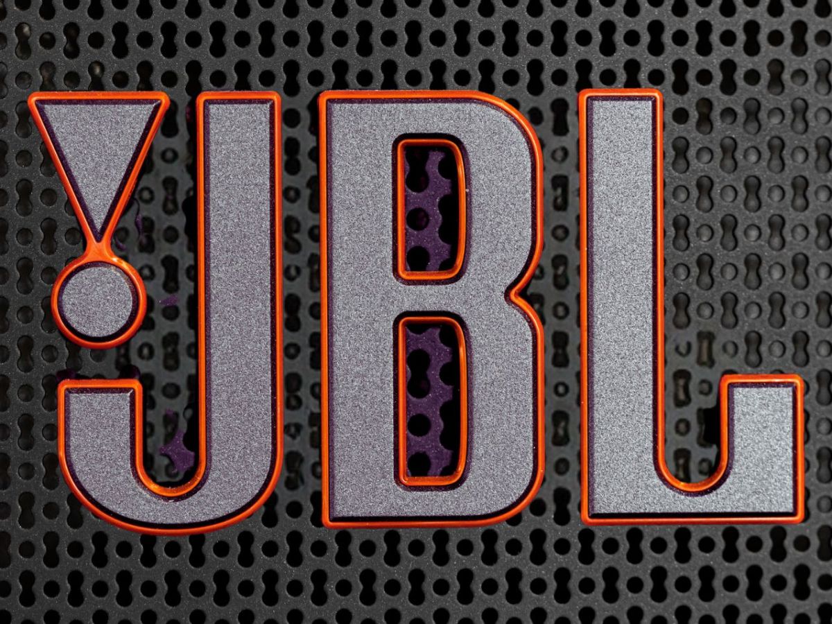 Logo von JBL auf Bluetooth-Box