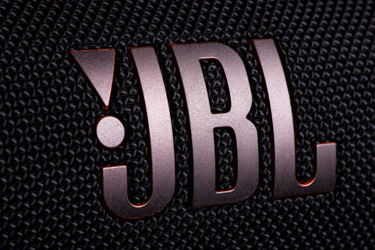 JBL-Logo auf einer Bluetooth-Box.