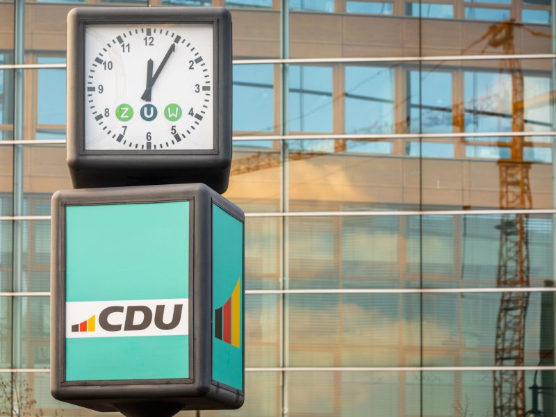 Eine Uhr über dem Zeichen der Partei CDU.