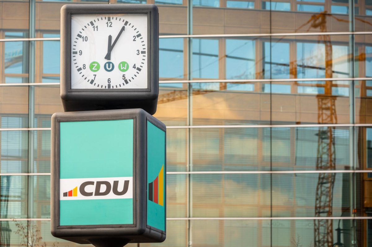 Eine Uhr über dem Zeichen der Partei CDU.