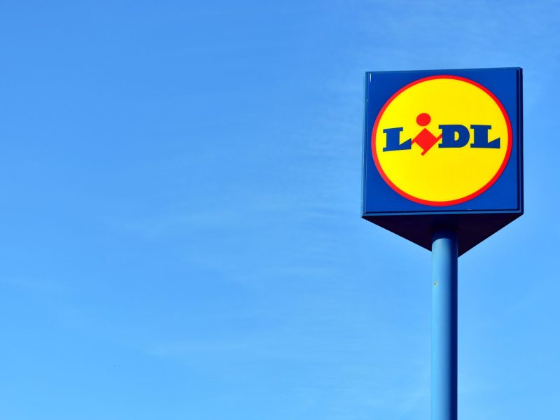 Lidl-Logo vor blauem Himmel.
