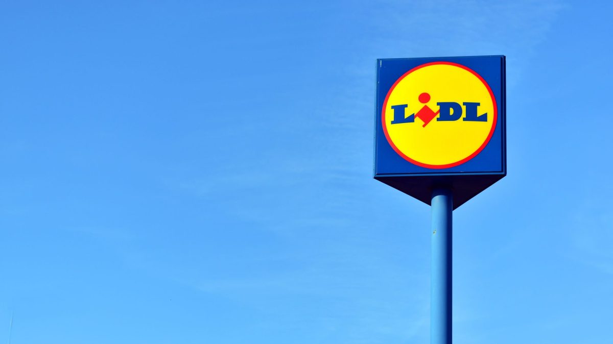 Lidl-Logo vor blauem Himmel.